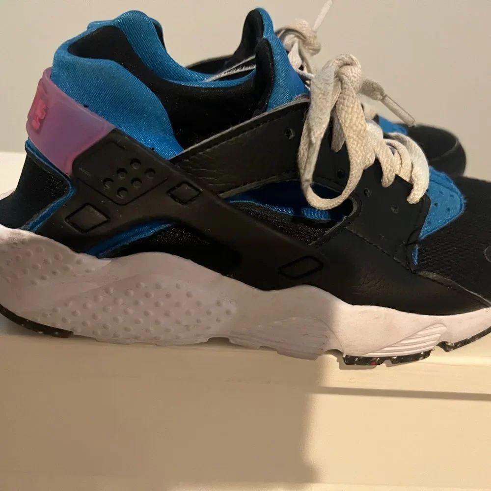 NIKE
(GS) HUARACHE RUN
Unisex– Black/Mint Foam-lt 3.5